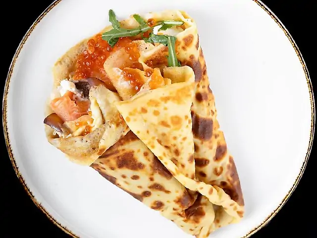 Млинець з лососем, грушею та філадельфією