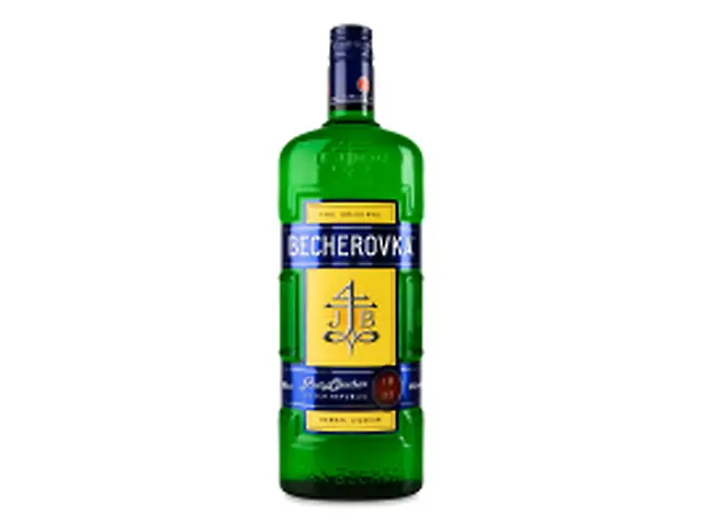 Лікерна настоянка на травах Becherovka  1,0л. 38%