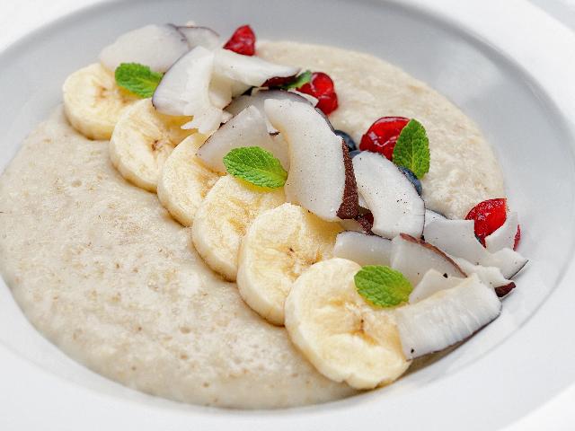 Oatmeal with coconut milk and fresh fruit