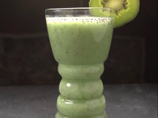 Smoothie with kiwi and apple