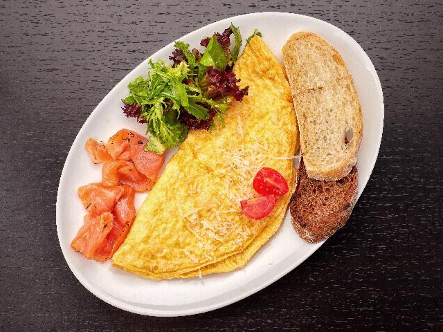 Cheese omelette with gravlax salmon