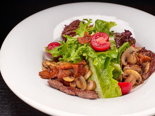 Salad with veal, mushrooms and demiglace sauce