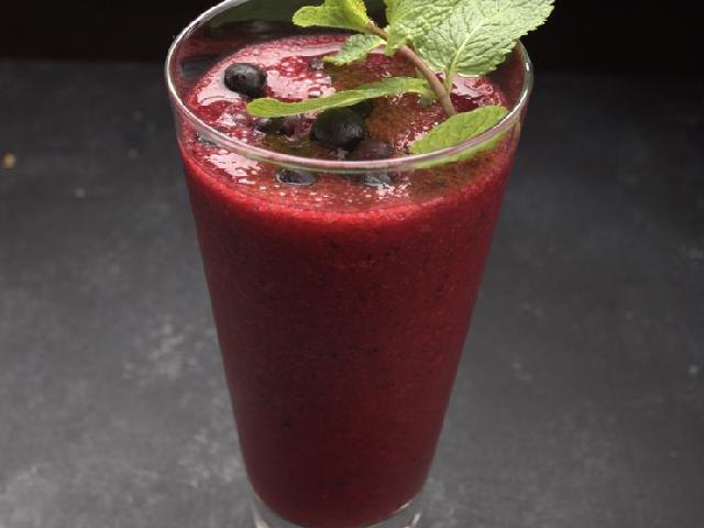 Smoothie with cherries and currants