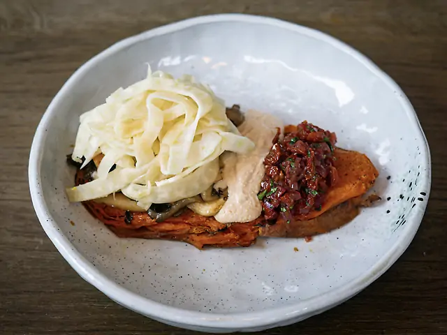 ЗАПЕЧЕНИЙ БАТАТ З МУСОМ ІЗ ТОФУ