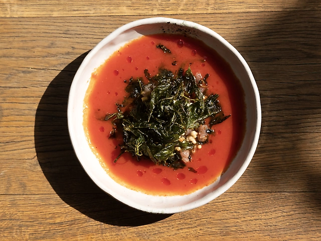 Холодний томатний суп з тунцем, водоростями та смаженою зеленню