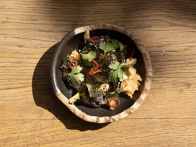 Японській салат з кораловим та деревним грибами