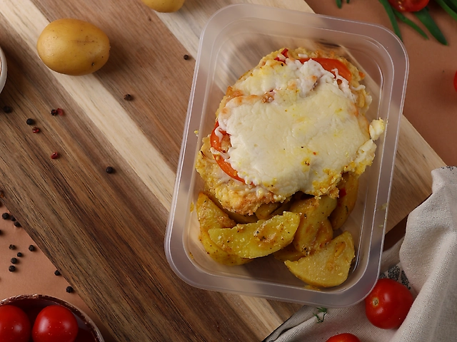 Міланська відбивна з запеченою картоплею.