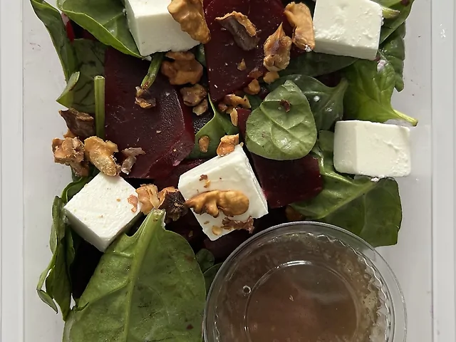 Салат буряковий з бебі шпинатом і фетою