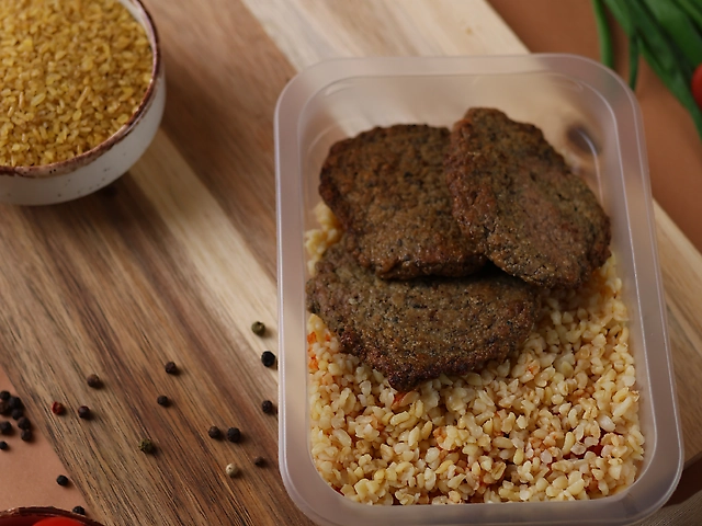 Булгур з печінковими оладками