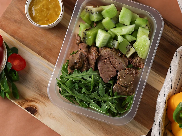 Салат з курячою печінкою та ківі