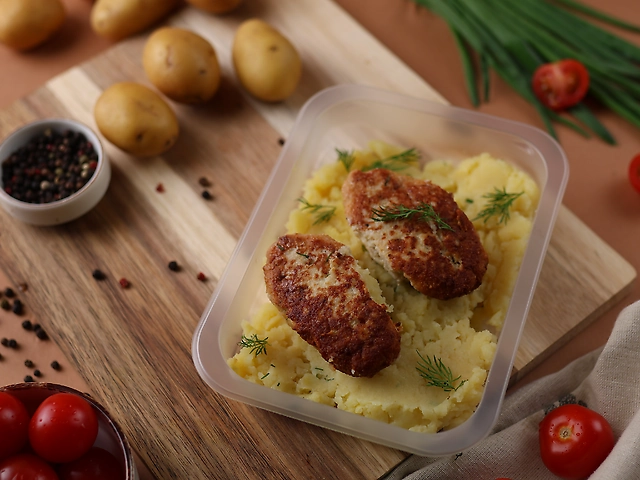 XL Box&numero; 2 Пюре картопляне, котлети курячі.