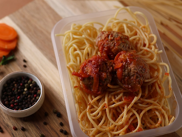 XL Box &numero;5 Спагетті мітболи свинно-яловичі.