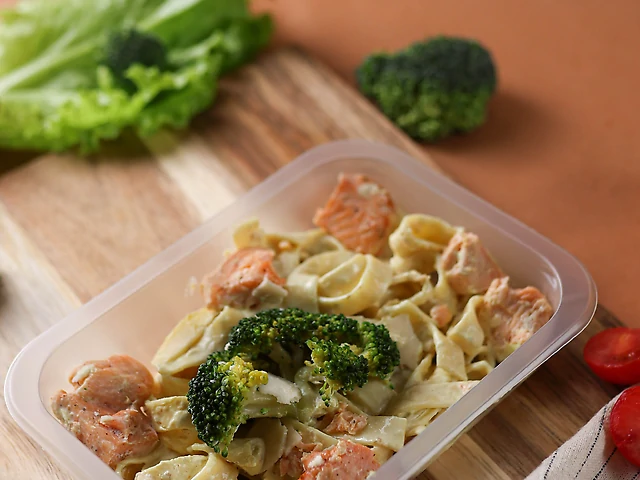 Паста фетучіні з лососем