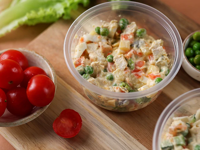 Салат Олів'є з куркою