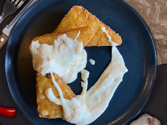 Хашбрауни с сырным соусом