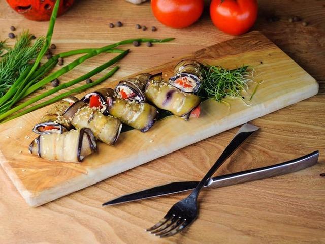 Рулеты из баклажан с ореховой пастой