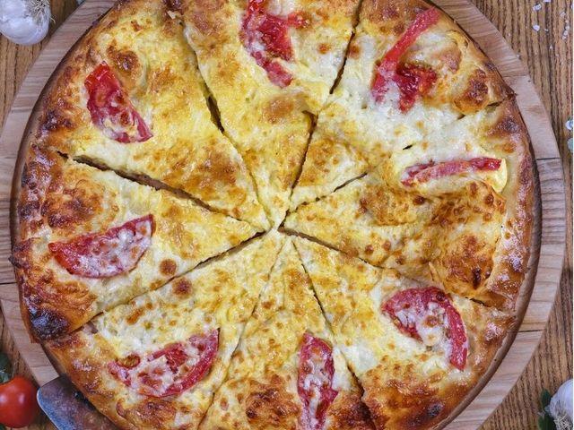 Хачапури по-армянски с сыром, томатами и курицей