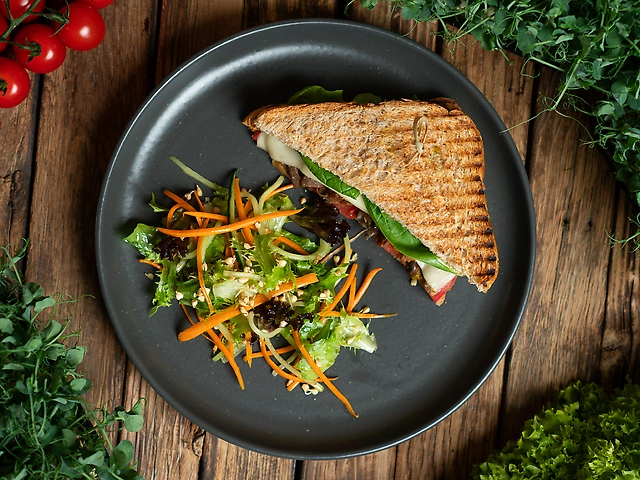 Сендвіч с грибами, моцарелою, veg-м'ясом та гірчичним соусом