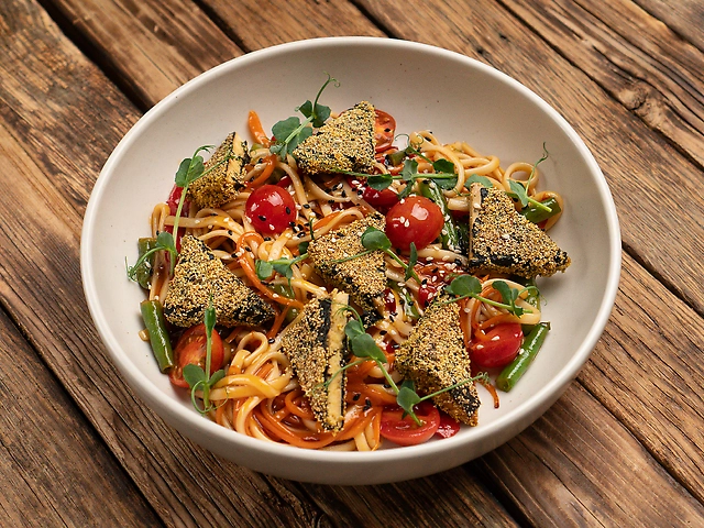 Удон з тофу в норі, овочами-wok та соусом світ-чилі