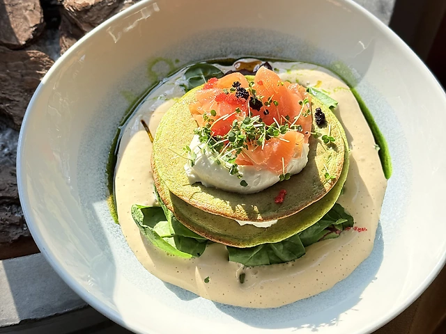 Шпинатні панкейки з лососем