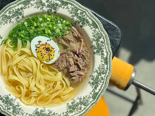 Курячий бульйон з яловичиною і яйцем
