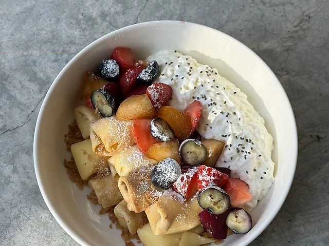 Налисники зі свіжими ягодами