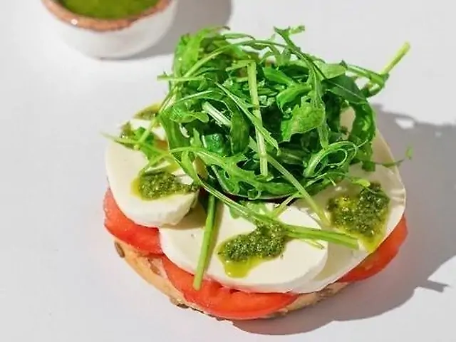 Бейгл з моцарелою та соусом песто