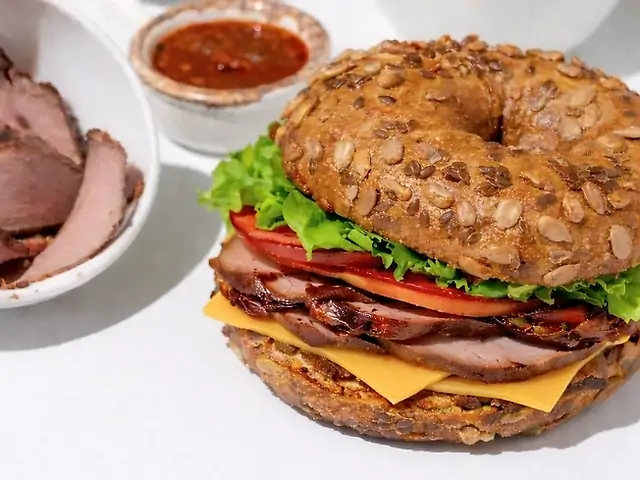 Бейгл з ростбіфом і чеддером