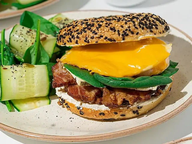 Бейгл Melt з беконом та яйцем, з курячим яйцем