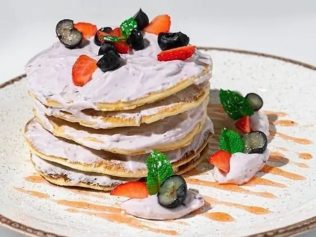 Панкейки з кремчізом та ягодами