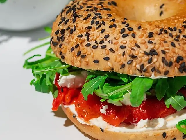 Бейгл с печеним болгарським перцем та крем-фетою