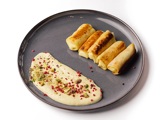 Млинці з сиром і кремом