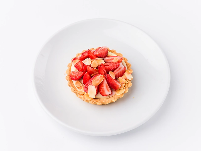 Gluten-free tartlet with seasonal berries