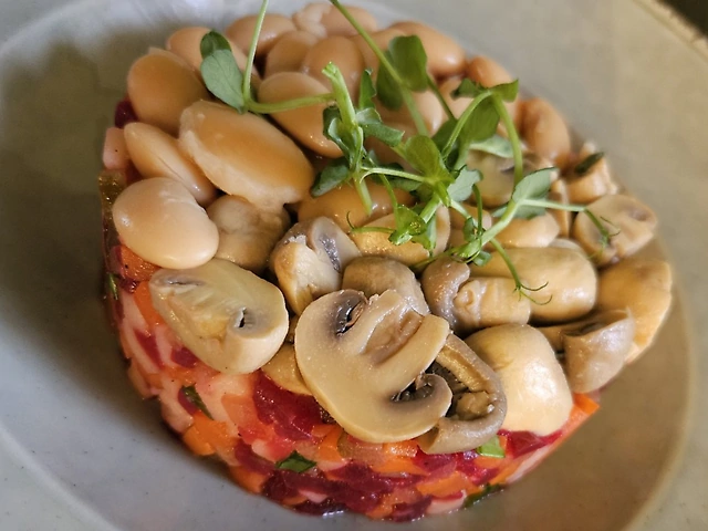 Венігрет з маринованими печерицями і квасолею
