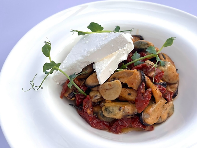 Mussel meat with sun-dried tomatoes