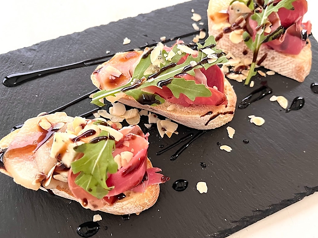 Bruschetta with prosciutto and spiced pear