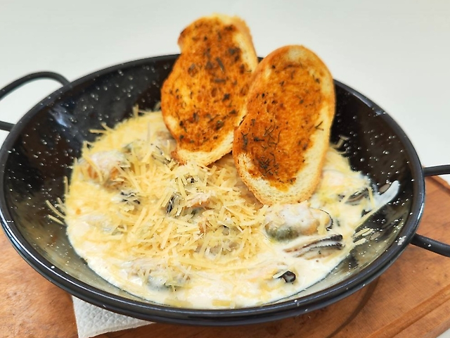 Mussel meat in creamy sauce