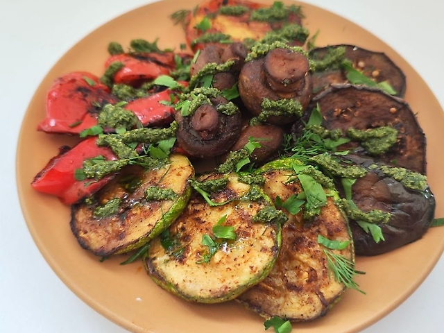 Grilled vegetables with pesto sauce