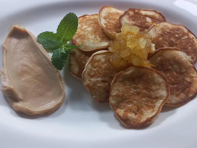 Apple dregs with caramel sauce