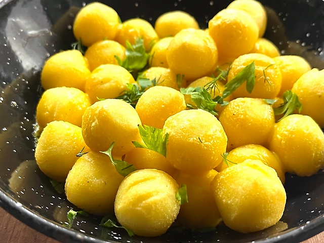 Potato croquettes in cheese sauce