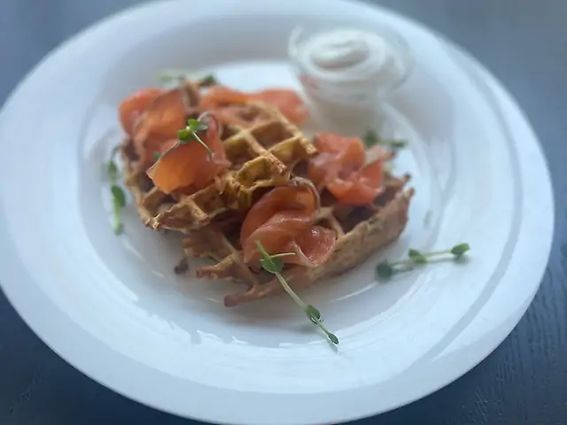 Вафлі кабачкові з лососем