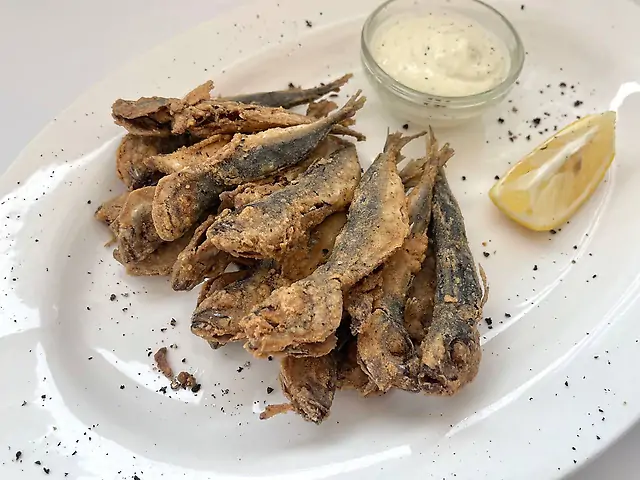 Horse mackerel with sauce and lemon