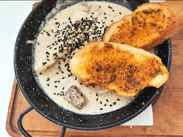 Atlantic squid with mushrooms in cream sauce