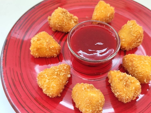 Camembert fries with berry sauce