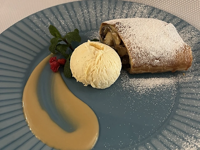 Штрудель з яблуками