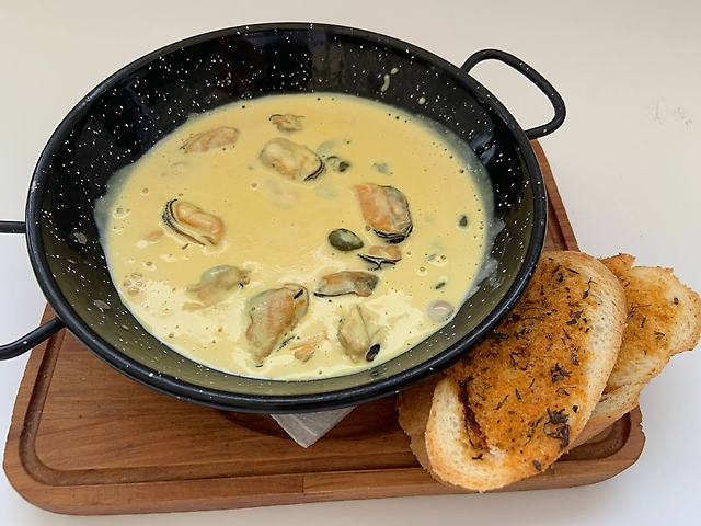 Mussel meat with 4cheese sauce and capers