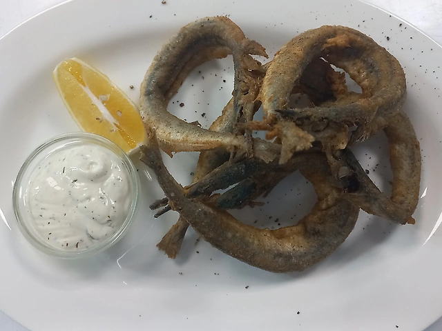 Sargan with sauce and lemon