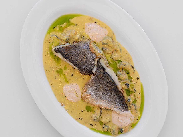 Dorado fillet with saffron sauce and Chilean mussels