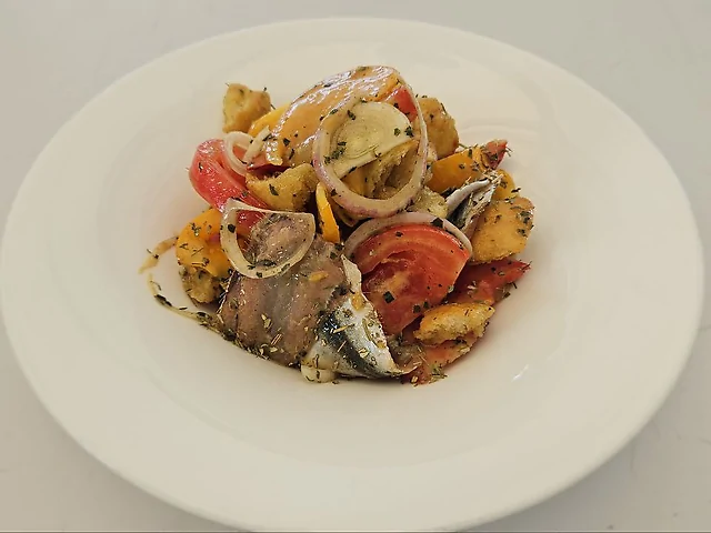 Panzanella with tulka and tomato mix