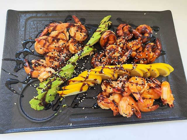Plateau of tiger shrimps in a mix of sauces